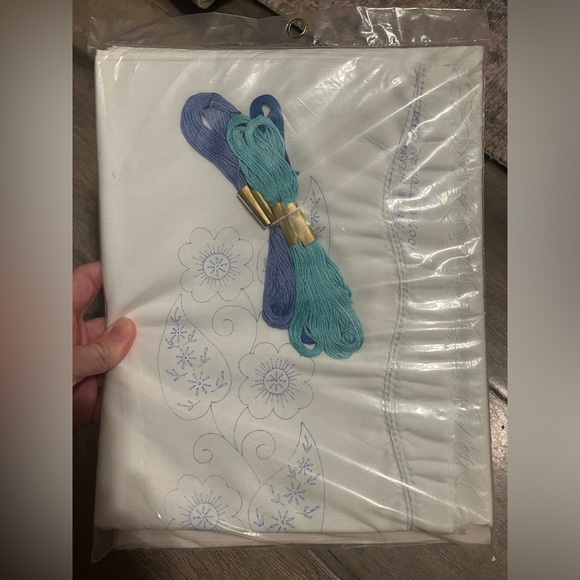 Creative Needlecraft Kit #839C Floral Pillow Cases NIP - Picture 3 of 3